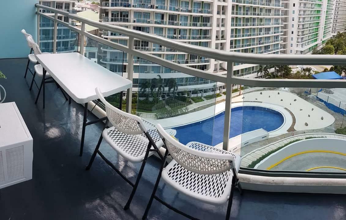 Azure Urban Resort Maui Unit Манила Экстерьер фото